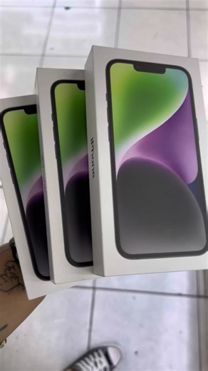 Showcasing iPhone Models: Unboxing and Features