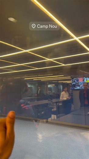 🏟️| A nova área VIP do Camp Nou permite os torcedores falarem com os jogadores.Esse estádio é completo mesmo sem estar totalmente finalizado!