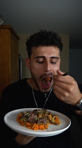 Quoi de boeuf en cuisine ? 🔥 On a mis @antoinelegr (handballeur professionnel 🤾‍♂️) au défi ! L'objectif ? Vous proposer une délicieuse recette, parfaite pour la récup' sportive ! Challenge relevé, avec cette recette parfaite post-effort : un steak-filet de bœuf et purée de carottes/patate douce sur son lit de pleurotes de saison. 🤤 Une belle pièce de bœuf maigre c'est des protéines complètes, du fer, du zinc, tout ce qu'il faut pour une bonne récupération musculaire… et en plus, c’est ultra 