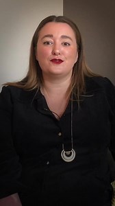 "C'est le regard des gens qui m'a toujours rappelé que j'étais différente." Julie est née avec des taches de naissance sur 70 % de son corps. Elle raconte. | Brut