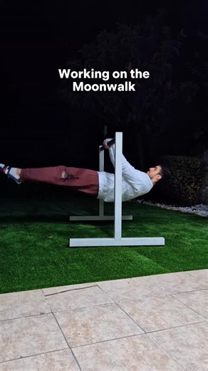 ‎جوان جرايسي‎ on Instagram: "Moonwalk 🕺 . . . . . #calisthenics #strengthtraining #skills #frontlever #dance #moonwalk #michaeljackson"