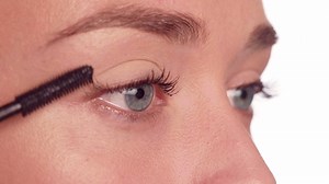 Help je wimpers op te vallen met onze 3-in-1 Miracle Mascara! Het verlengt, krult en creëert volume voor een perfecte vrouwelijke elegantie. http://bit.ly/3in1miraclemascara-nl | Rituals Cosmetics