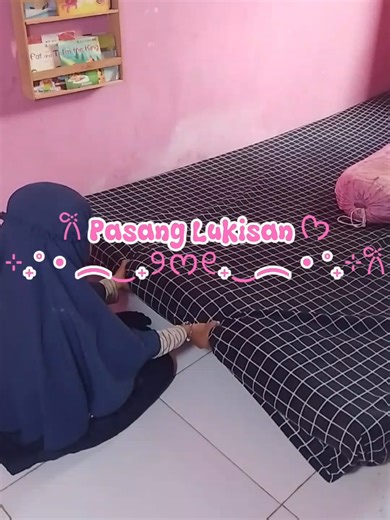 Pasang Hiasan Dinding di Kamar Pink Aesthetic