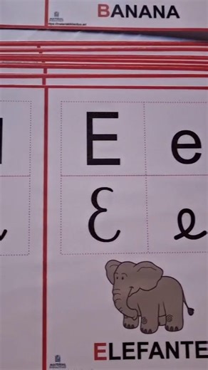 ABECEDARIOS PARA EL AULA en 4 tipos de letras. (varios modelos en la Tienda Online) Abecedario Completo A-Z con los 4 tipos de letras, un dibujo referente y su escritura. https://materialdidacticosanjuan.mitiendanube.com/productos/pdf-imprimible-de-abecedario-con-los-4-tipos-de-letras-con-dibujo-referente/ IMPRIMIBLE EN PDF O TAMBIEN EN FORMATO FISICO PLASTICO Esta Presentacion esta diseñada 2 letras por Hoja A4. (En otra publicacion esta tambien la version 1 letra por Hoja A4) Este material edu