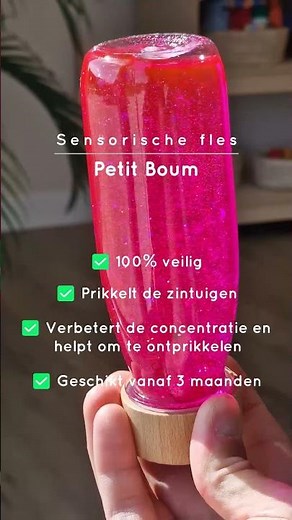 Sensorische fles van Petit Boum - Float bottle (roze) #sensoryplay