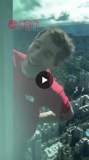 Spider-Man is real🕷️😱 40-year-old American climber Alex Honnold has successfully climbed the Taipei 101, with no safety gear. *It took him an hour and 31 minutes to climb 1,667 feet.* What… | Tuli (Nate) Urbach