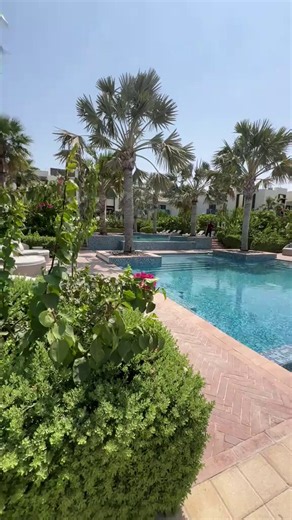إذا ناوي تزور البحرين و تبغي تجربة راقية و فاخرة كأنك في المالديف " منتجع مانتس حوار Hawar Resort By Mantisالمنتجع موجود في جزيرة بجزر حوار بإطلالة بانورامية جذابة و فلل بمسابح خاصة ، مناسب للعرسان و العوائل اللي يبحثون عن الهدوء و الفخامة بعيدا عن الزحمة ".