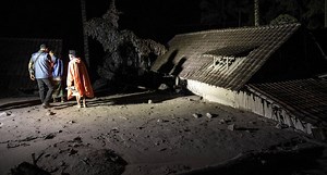Indonesia: aumenta a 13 los muertos por la erupción del volcán Semeru