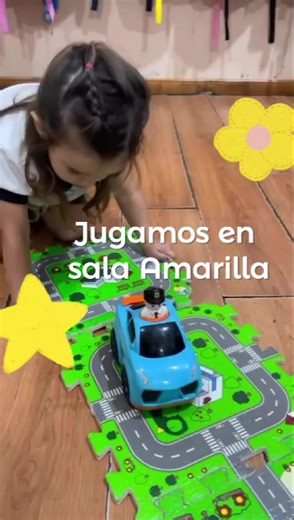 Sala amarilla ¡ En acción! 💛 A través del juego, los niños y niñas desarrollan habilidades sociales, emocionales y cognitivas, como la resolución de problemas, la toma de decisiones y la cooperación. También es un momento para establecer vínculos afectivos con otros, ya sea con amigos o adultos. El juego puede tomar muchas formas: juegos de roles, juegos de construcción, juegos de imaginación, juegos de movimiento... cada uno con su propio valor y beneficios. En esencia, el juego es una forma d