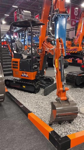 KOMATEK 2026’da kompakt gücün sahadaki karşılığı: Hitachi ZX17U-6. Dar alanlarda çevik hareket, güçlü hidrolik performans, yüksek operatör konforu ve Hitachi dayanıklılığı… ZX17U-6; peyzaj, altyapı, temel kazı, şehir içi uygulamalar ve dar saha çalışmalarında işi büyütmeden verimi büyütmek isteyenler için tasarlandı. 1.780 kg sınıfındaki bu kompakt ekskavatör; kısa dönüş yarıçapı, ayarlanabilir palet yapısı ve kolay bakım avantajıyla sahada kontrolü operatörün eline verir. Çünkü sahada mesele sa