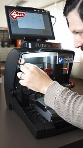 Ecco Silca Futura Pro in lavorazione con un'incisione di chiave punzonata. Facilità, precisione, area di lavoro ottimizzata. #silca #macchineduplicatrici #chiavipunzonate #duplicazioneelettronica #duplicatricisilca #chiavidisicurezza | Silca Spa
