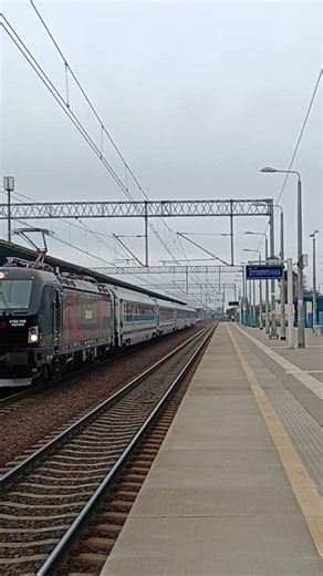 Vectron "Agasia" z EIC Ślęża do Wrocławia przelatuje przez stacje Rawicz #train