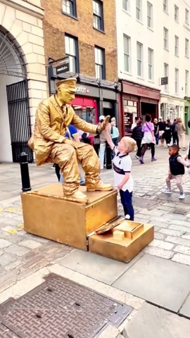 London Levitating Goldman Statue ensuring everyone is having a great time. #livingstatue #art #works