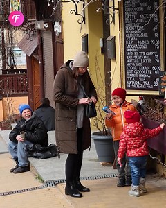 Street food shop kindness: Homeless man helps mother and kids. | Indonesia Raya