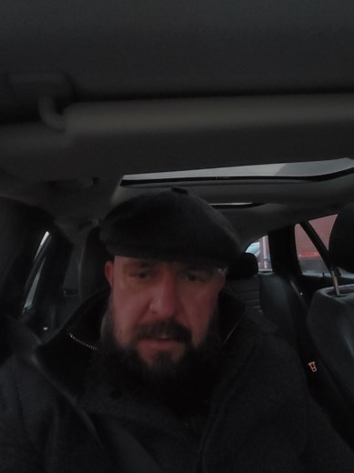 This iconic herringbone wool flat cap features a stiff peak and eight-panel construction, embodying the rugged 1920s Birmingham style. It serves as the definitive symbol of the Shelby family's authority and street-smart elegance. ​#PeakyBlinders #FlatCap #ShelbyStyle #VintageFashion #heritagestyle