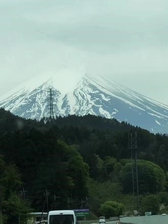 富士山🗻一日游🚶 不得不说，早起真的很明智，我们看完没多久，富士山已然云气环绕不见踪影了～✔️完美打卡#日本富士山 #镜头下的日本富士山 #自由的风吹到了东京