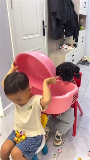 Wait for the dog's reaction... 😂#funnykids #cutedog #familyfun