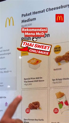 Tinggal tambah Thai Sweet Chili Sauce ke menu apa pun, pedesnya langsung bikin ketagihan 🌶️🔥 Mau dipadu dengan Menu Spicy McD atau menu favorit lainnya, rasa pedes–manisnya pas di lidah dan bikin tiap gigitan makin nikmat. Yuk, cobain sekarang dan temuin kombinasi favoritmu di Mekdi! | McDonald's