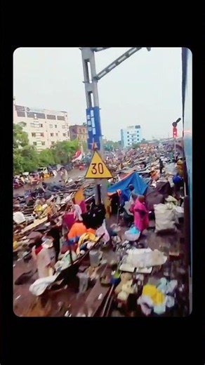 Authorities Demolish 250 Illɇgal Slums and Shops on Railway Land in Tikiapara