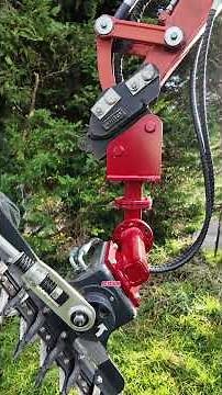 Le combo parfait : Mini-pelle + Taille-haie à double déport ! 🔗🔥​On vous montre comment ça marche