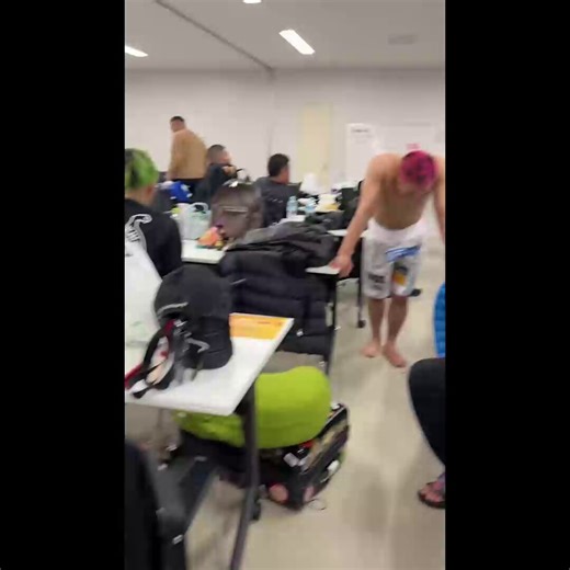 ボク「オーディエンスは俺じゃないとおかしい」 シェンロン「でもオーディエンスはドラゴンが勝ってると思ったから」判定に納得いってないボクに対して、シェンロンが冷静に分析して諭してるの見てマジで鳥肌立った…。 ちょっと前までBD出場停止になるレベルの超絶問題児だったのに、今や完全に立派な先輩になってるのエグすぎるだろ。ブレイキングダウンの最高の魅力って、乱闘とかじゃなくてこういう「選手の人間的な成長」なんだよな。シェンロン、本当に大人になったわ。。。#ブレイキングダウン #朝倉未来