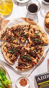 Classic Italian pizza the Abbot’s way. 🌿 18g of protein per serving 🌿 GF pizza crust 🌿 Drizzled with hot honey Spice up your pizza night, no hot Italian waiter required. Recipe in the comments. 👇 Exclusively at @wholefoods nationwide. #liveabbots | Abbot's