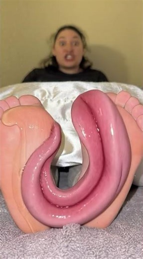 Tongue alien invades girl’s bare feet