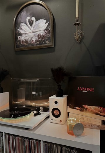 After last nights @Justin Bieber set at Coachella 🥹 I had to spin this record: Spinning Anyone / Holy 12” single by Justin Bieber 🎶 Side A: • Anyone Side B: • Holy (feat. Chance the Rapper) #justinbieber #coachella #vinyl #foryoupage #viral