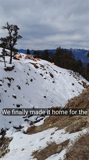 Kedarkantha Trek Part 5 😳 Slippery snow trail ❄️ #kedarkantha #trekking #travelshorts #travelbytes