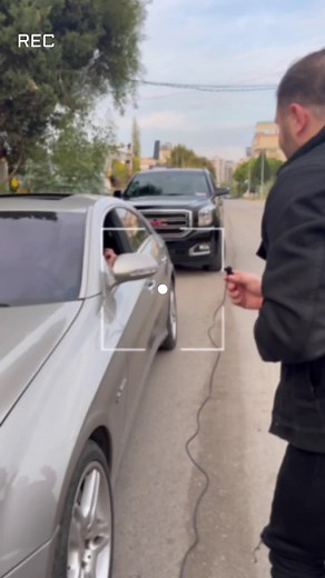 مليونير يغري فتاة بسيارته في لبنان