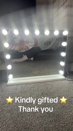 Hollywood Vanity Mirror: Perfect Lighting for Makeup