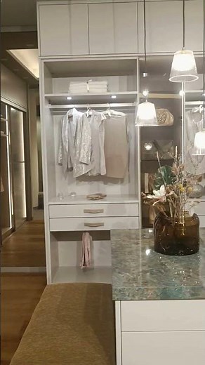 Schön, elegant und luxuriös: ein begehbarer Kleiderschrank von CABINET 💛 #closetgoals