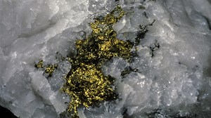 Natural piezoelectric effect may build gold deposits