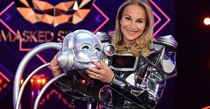„The Masked Singer“ Roboter enthüllt: Es ist Moderatorin Caroline Beil