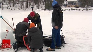 Que se passe-t-il sous les eaux du lac Saint-Charles l'hiver? Un plongeur et caméraman sous-marin tente de le découvrir. Manuel Ano a déjà effectué une vingtaine de plongées depuis janvier. | ICI Québec