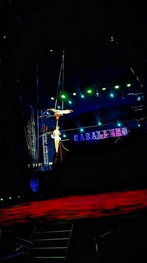 Two outstanding acrobats perform a spectacular show on a dreamlike stage🥳