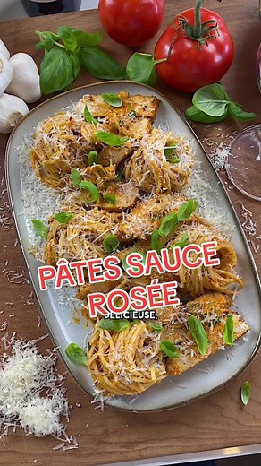 PÂTES SAUCE ROSÉE🍝🥫 Voici ma version, plus légère, plus protéinée et parfaite pour un souper de semaine ou pour le mealprep💪🏼 Vidéo recette de l'an dernier en accord met et vin avec un vin rouge🍷 Recette écrite complète dans mon e-book mes recettes populaires, lien dans mon linktree sur mon profil!😉 Bon appétit😁 #lefitcook #fitcook #easyrecipe #fyp