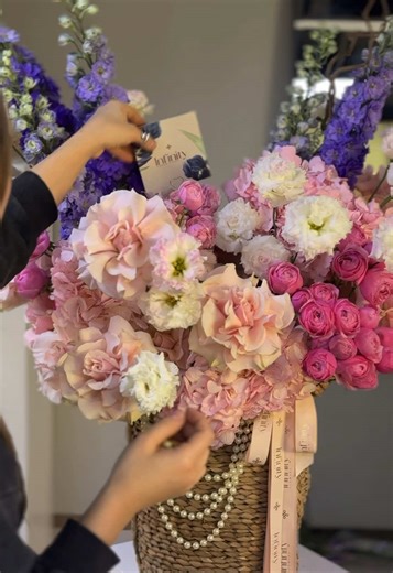 056 503 1600 📲 From petals to perfection ✨ Watch this dreamy arrangement come to life — layered with soft pinks, delicate textures, and a touch of magic. Every stem placed with intention, every detail made with love. 💗 #infinityflowers #flowersdeliverydubai #deliveryflowersdubai #dubaiflowers