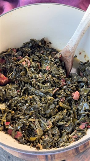 1.7K views · 11 reactions | These Southern collard greens taste like home in a bowl. Slow cooked with smoked turkey until they’re tender, seasoned just right, and packed with flavor, you’ll want to sop up every last drop of that pot liquor with a piece of cornbread. This is the kind of recipe that brings everybody to the table and keeps them there for “just one more bowl. #collardgreens | Stay Snatched - Easy and Indulging Recipes | Facebook