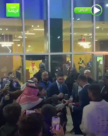 العربية رياضة | رونالدو يلبي طلب أحد الجماهير