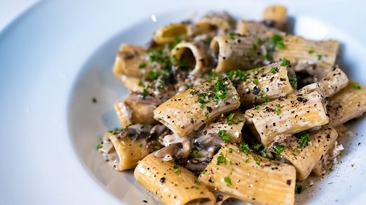 I made creamy mushroom alfredo at home 🍝