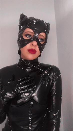 C A T W O M A N 🐱#halloween #catwoman #batman #fyp #halloweencostume #latex #redlips #dccomics
