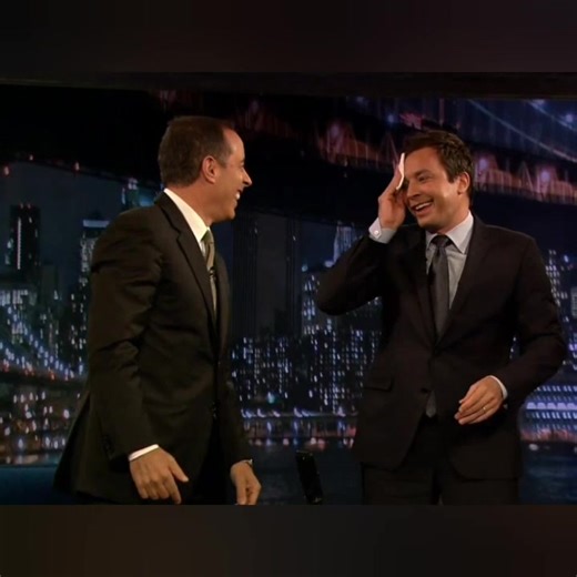 Jimmy canta 🎶 Soy un chico gracioso perdedor...🎶 luego de ponerse "sentimental" en el receso comercial. Con Jerry Seinfeld. 🤭❤️ Detrás de las cámaras. 🎬 #Flashback #LateNightWithJimmyFallon | Jimmy Fallon Latin America FANS