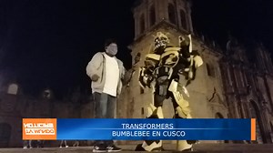 BUMBLEBEE EN CUSCO La fiebre de los Transformers en Cusco continua, la mañana de este domingo 17 de octubre llego a la ciudad del Cusco, Paolo, quien usa un traje de color amarrillo, que fue confeccionado por el durante tres años, y hoy da vida al popular Bumblebee de la famosa película transformares. es realmente el ingenió de los peruanos que buscan darle realce a las grabaciones que se registran en la ciudad de incaica, por parte de Transformers 7 el despertar de las bestias. | Tv Mundo Cusco