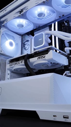 FlowUP | à 3 clics de ton futur PC ! 🫵 on Instagram: "Un PC full MSI 100 % white, pensé pour envoyer de la perf en 2K sans sacrifier le style 👉 Lien en bio ! Dans l’incontournable boîtier MSI MAG Pano M100R PZ white, on retrouve le meilleur d’@msigaming_france pour un max de puissance : ◽MSI GeForce RTX™ 5070 12GB Ventus white ◽Intel® Core™ i5 14600KF ◽32GB DDR5 ◽SSD 1To M.2 Team full white ou full black ? 👀 #pcgamer #hardware #pcbuild #pc"