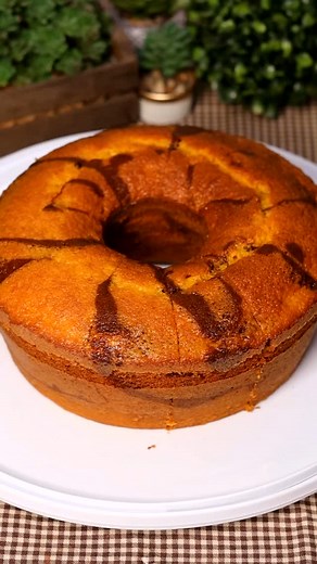 "Up" MM Receitas | Bolo Mesclado de Cenoura 🍫🥕 Ingredientes: 3 Ovos ½ Xícara de Óleo 200g de Cenoura Picada 1 e ¼ de Açúcar 1 e ½ Xícara de Farinha de Trigo... | Instagram