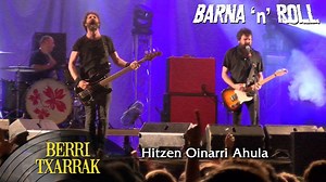 Aquest és un tema del concert que Berri Txarrak va oferir durant la segona edició del festival Barna 'n' Roll, l'any 2017. "Hitzen Oinarri Ahula" és una cançó del disc 'Denbora Da Poligrafo Bakarra' auto-editat el 2014 per Only In Dreams. 🎟 No et quedis sense entrada per la 3a edició: http://bit.ly/BarnaNRoll-2018 Potser Lekunberri en el passat era tan sols coneguda pels freds i llargs hiverns. Ara, BERRI TXARRAK ha convertit aquesta petita població al poble que va veure néixer a un dels porten