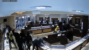 Dramatic video shows large group of thieves rob California jewelry store