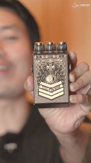 เอฟเฟกต์ High Octave Fuzz ที่ได้แรงบันดาลใจจากโทนเสียงยุค 70s ปรับโฉมให้ใช้งานง่ายและทันสมัย แต่ยังคงความคลาสสิกของเสียงไว้ครบถ้วน มาพร้อม 2 โหมดให้เลือกสลับใช้งาน 🐝🔥 โหมด BUZZZ เสียง Fuzz ที่หนักแน่นและทรงพลัง โหมด OCTAVE เสียงกรีดร้องที่พุ่งทะยานทะลุผ่านทุกตัวโน๊ต Beetronics Octahive V2 ราคา 7,900 บาท #beetronicsfx #octahivev2 #fuzzpedal #octave #fuzz #guitarpedal #stringsshop | Strings Shop (One Stop Guitar Shop in Thailand)