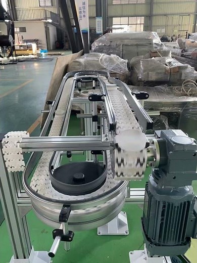 Flexible chain system for plastic cans delivery